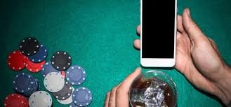 Meja blackjack dealer langsung dengan kartu dan chip di studio lebah4d